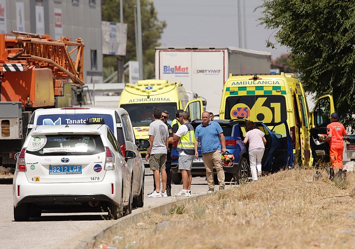Los servicios de emergencia desplazados a Camas en el penúltimo suceso que acabó con un trabajador muerto en Sevilla