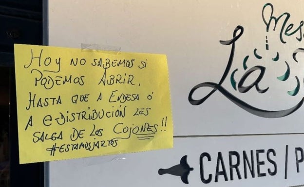 Post-it colocado en la puerta del Mesón La Fuente por los apagones