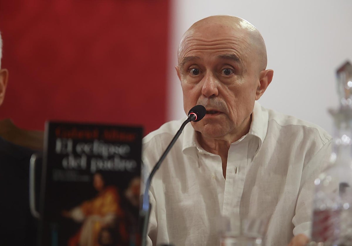 Gabriel Albiac presentando hace unos días 'El eclipse del padre' en la Real Academia de Buenas Letras