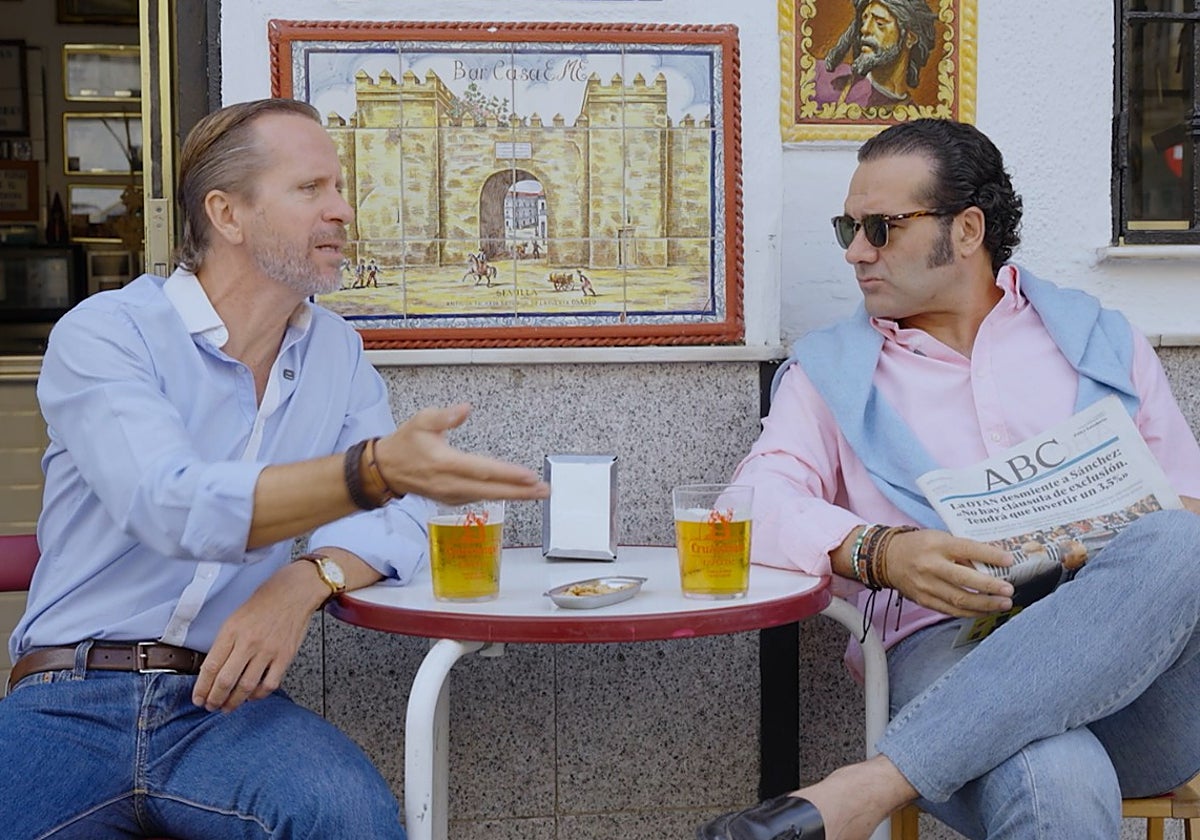 Rafi y Fali, Los Compadres, en su rincón favorito de la Puerta Osario, con una Cruzcampo bien fría