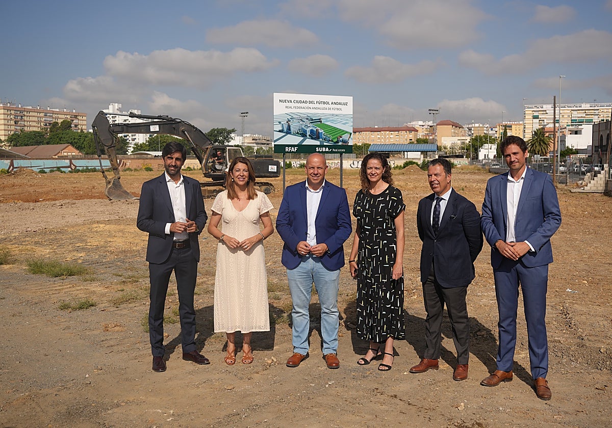 El presidente de la RFAF, Pedro Curtido, junto a los demás asistentes al acto