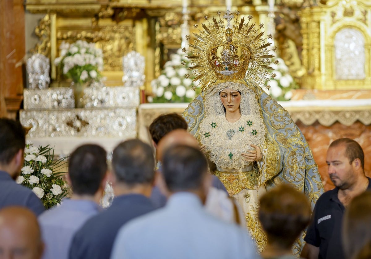 La Macarena expuesta a la veneración de los fieles en la basílica