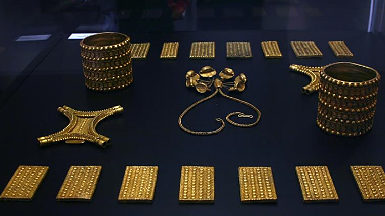 Tesoro del Carambolo original expuesto en el Museo Arqueológico Provincial de Sevilla en 2008 por 50 aniversario de su hallazgo