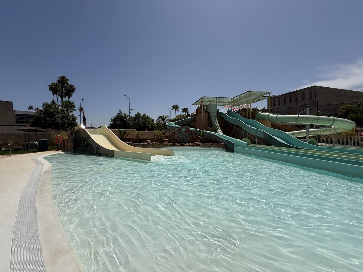 Diferentes zonas con lagunas y toboganes ayudan a suavizar las altas temperaturas de Sevilla
