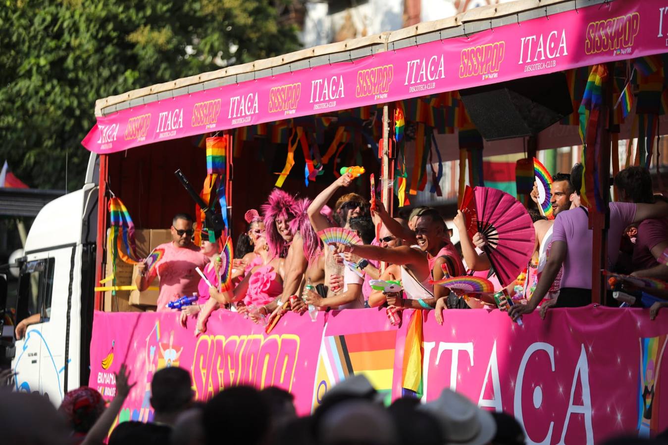 El color y el calor se ha hecho notar este sábado en la Cabalgata del Orgullo de Sevilla