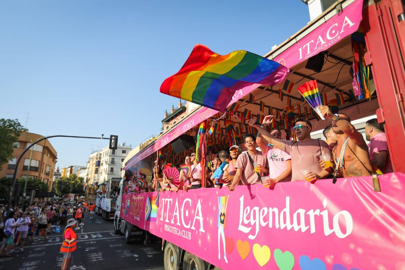 El color y el calor se ha hecho notar este sábado en la Cabalgata del Orgullo de Sevilla