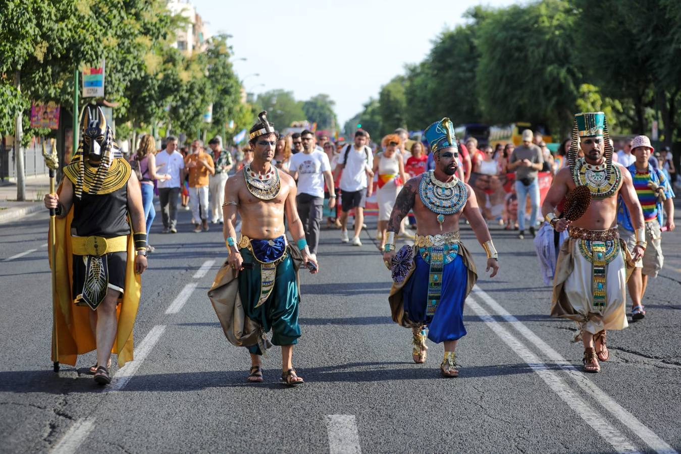 El color y el calor se ha hecho notar este sábado en la Cabalgata del Orgullo de Sevilla