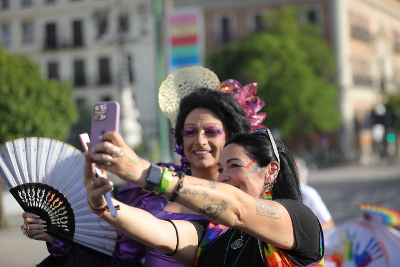 El color y el calor se ha hecho notar este sábado en la Cabalgata del Orgullo de Sevilla