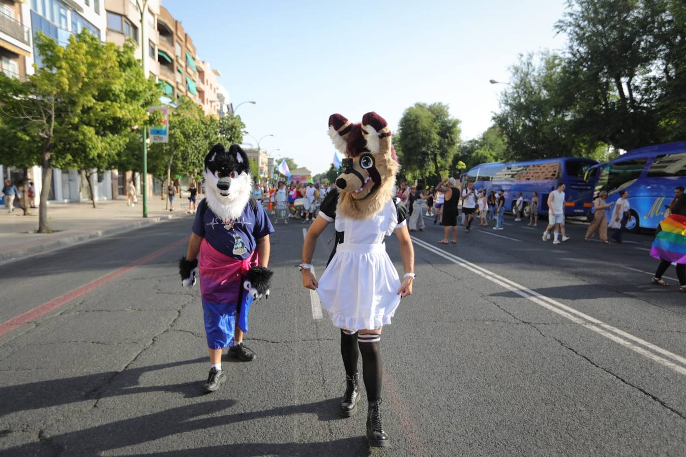 El color y el calor se ha hecho notar este sábado en la Cabalgata del Orgullo de Sevilla