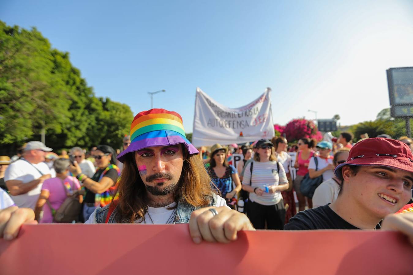 El color y el calor se ha hecho notar este sábado en la Cabalgata del Orgullo de Sevilla