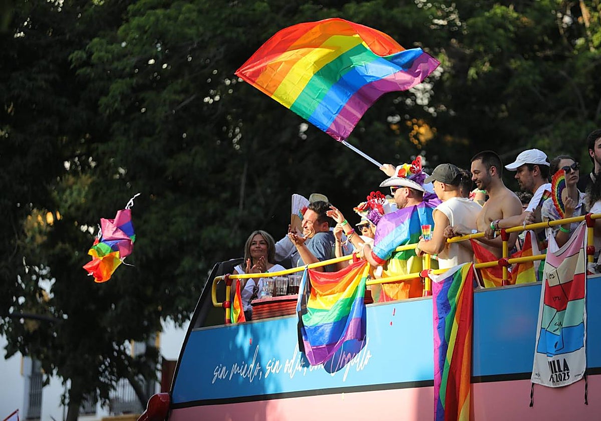 Banderas LGTBIQ+ ondeando en una de las carrozas, con la presencia de algunos miembros del gobierno municipal