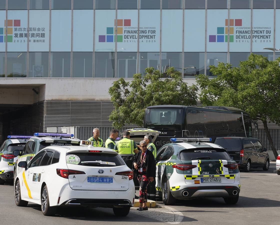 Miembros de la Policía Local y Nacional así como equipos de la Guardia Civil han tomado Sevilla para la Cumbre de la ONU