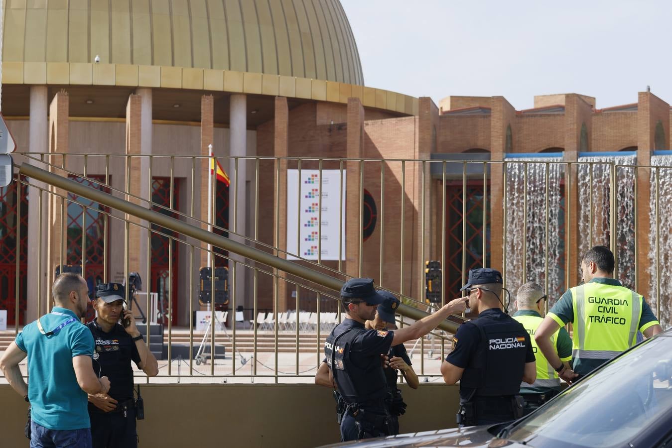 Miembros de la Policía Local y Nacional así como equipos de la Guardia Civil han tomado Sevilla para la Cumbre de la ONU