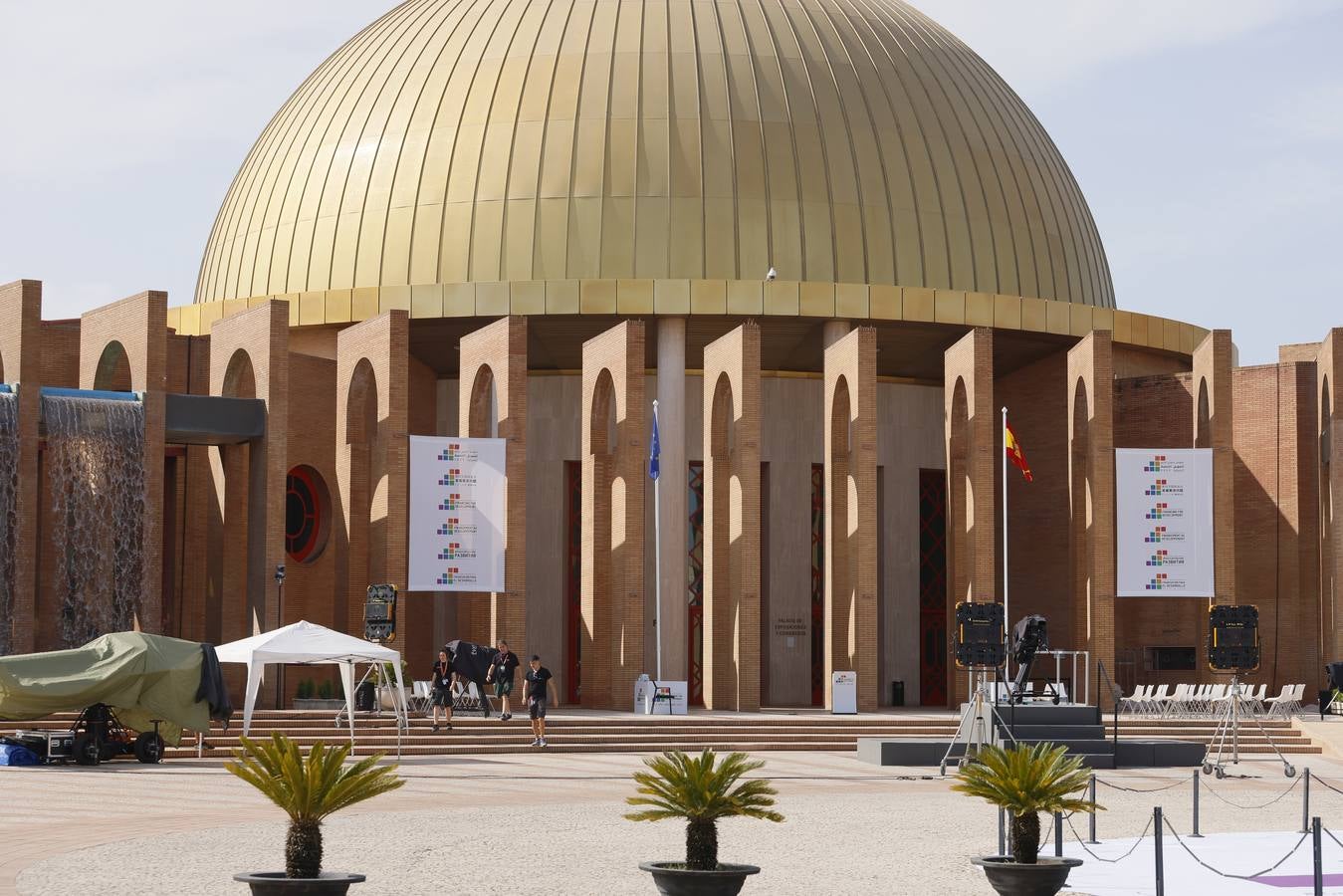 Miembros de la Policía Local y Nacional así como equipos de la Guardia Civil han tomado Sevilla para la Cumbre de la ONU