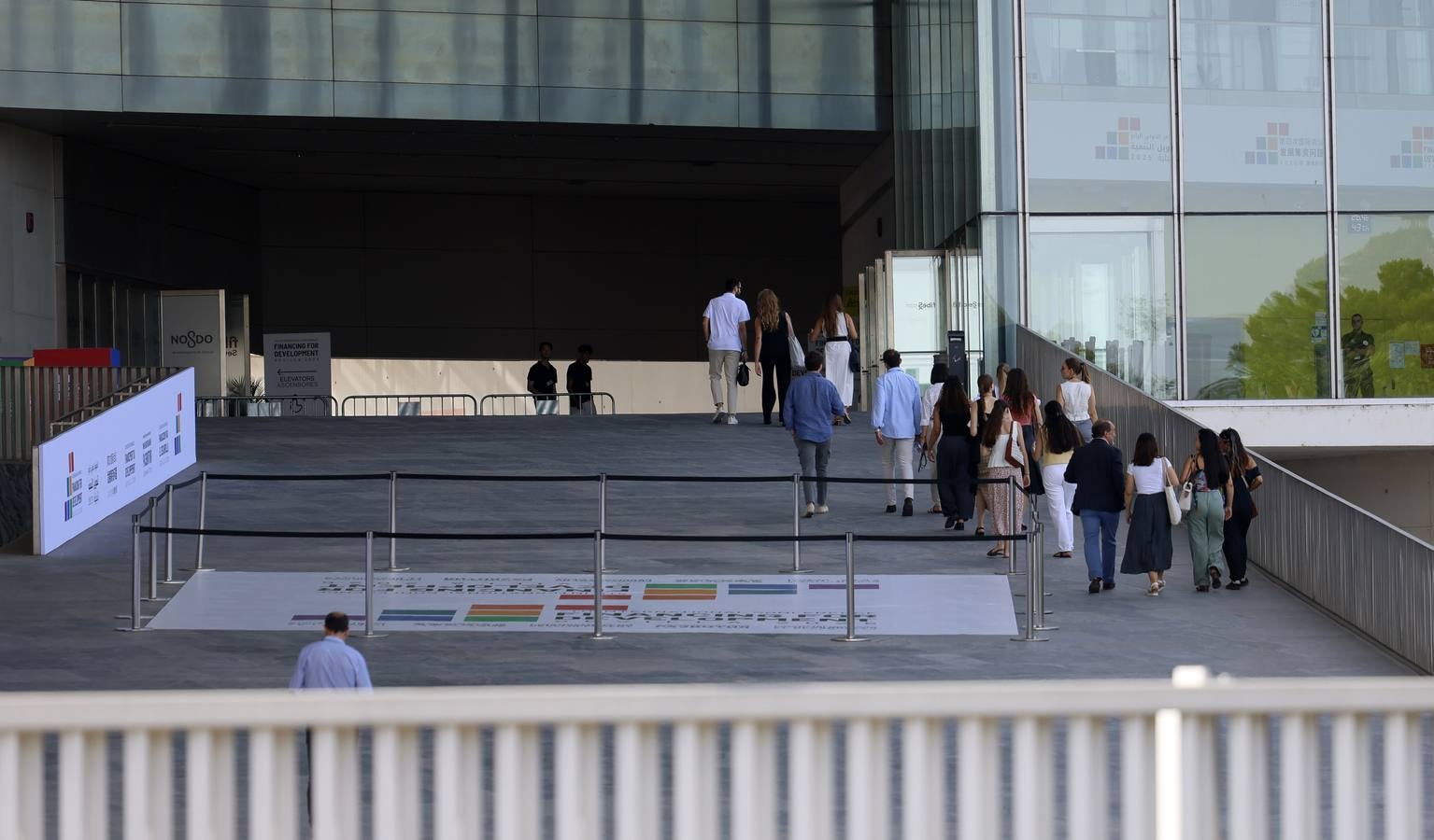 Miembros de la Policía Local y Nacional así como equipos de la Guardia Civil han tomado Sevilla para la Cumbre de la ONU