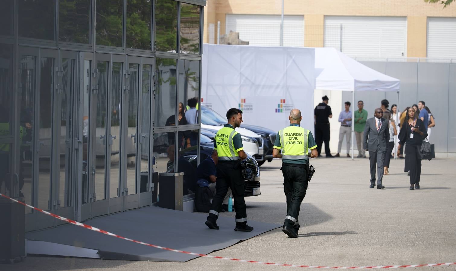 Miembros de la Policía Local y Nacional así como equipos de la Guardia Civil han tomado Sevilla para la Cumbre de la ONU