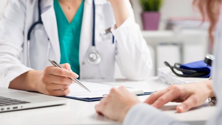 Graban y amenazan de muerte a una médica en Burguillos por negarse a realizar actuaciones «no indicadas clínicamente» a un paciente