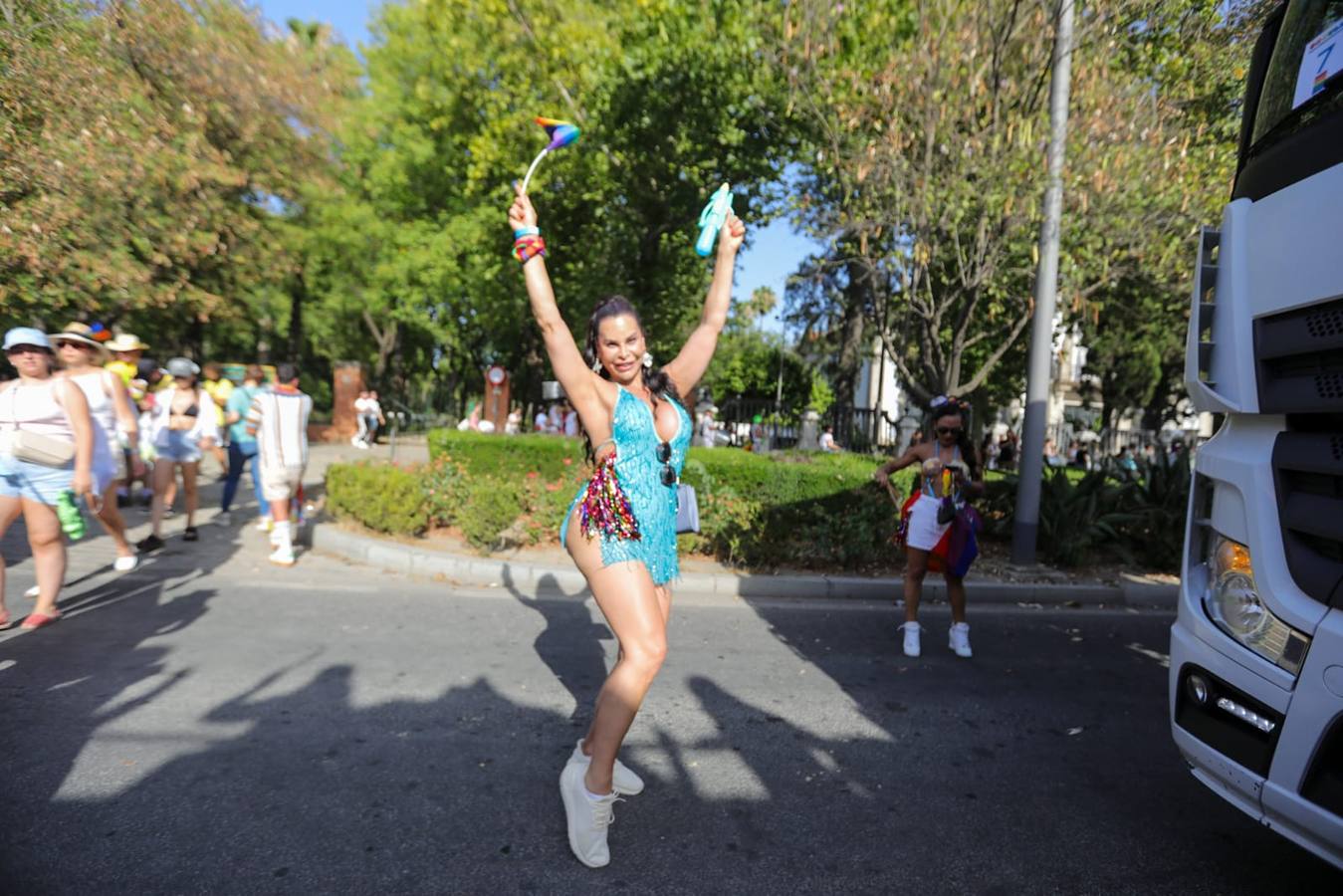 El color y el calor se ha hecho notar este sábado en la Cabalgata del Orgullo de Sevilla