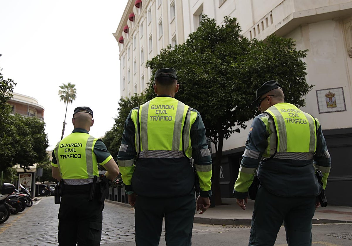 Varios agentes de la Guardia Civil, en el centro de Sevilla este sábado