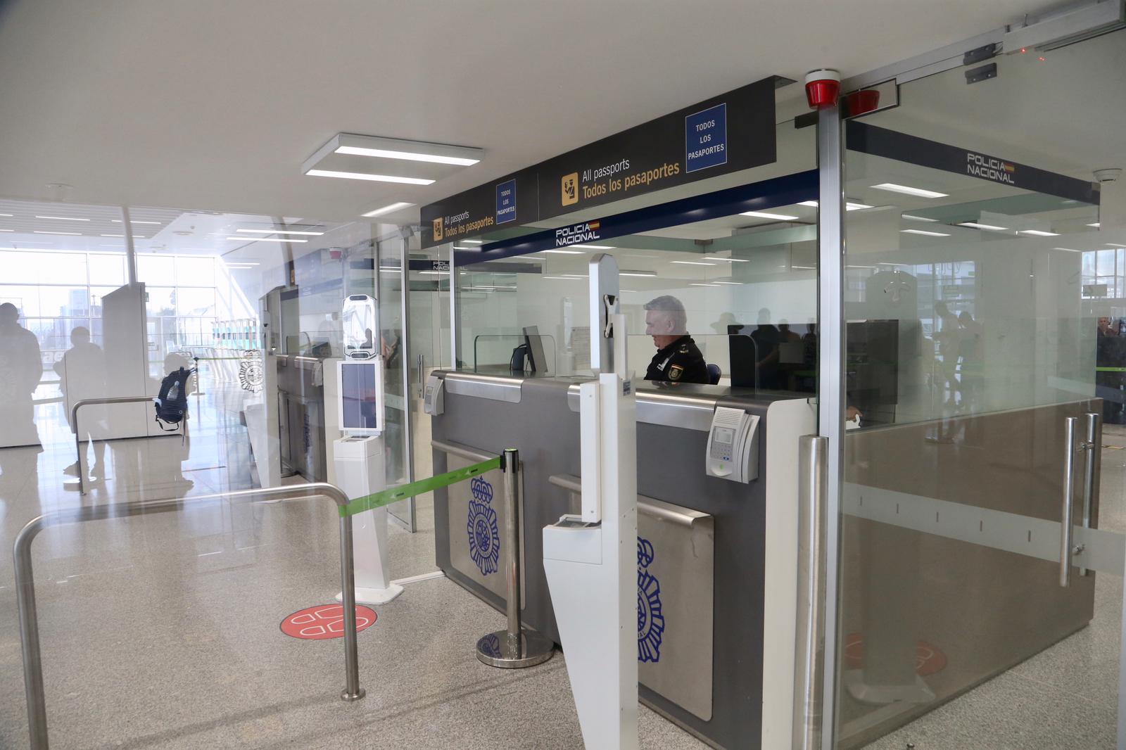 La Policía Nacional refuerza el aeropuerto de Sevilla para la llegada de autoridades a la Cumbre de la ONU, en imágenes