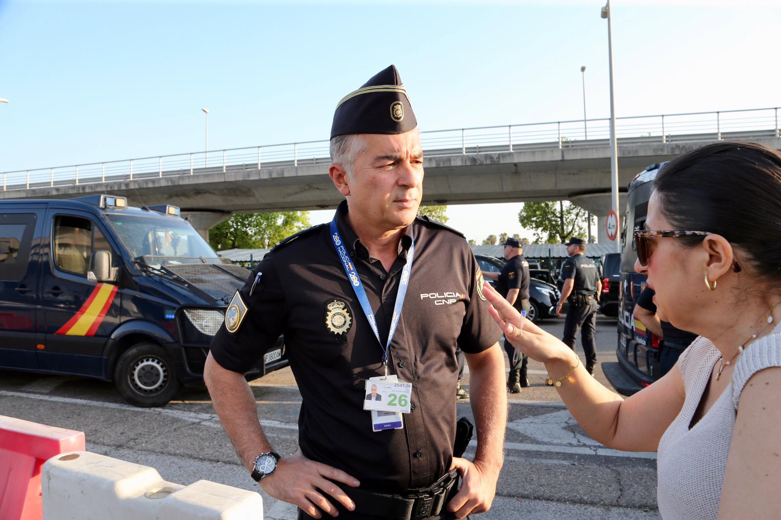 La Policía Nacional refuerza el aeropuerto de Sevilla para la llegada de autoridades a la Cumbre de la ONU, en imágenes