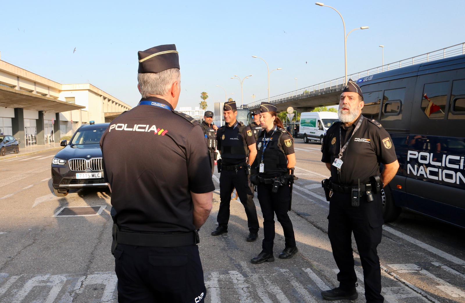 La Policía Nacional refuerza el aeropuerto de Sevilla para la llegada de autoridades a la Cumbre de la ONU, en imágenes