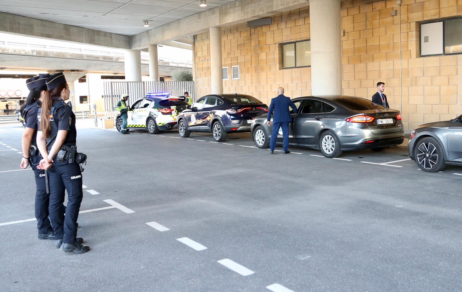 La Policía Nacional refuerza el aeropuerto de Sevilla para la llegada de autoridades a la Cumbre de la ONU, en imágenes
