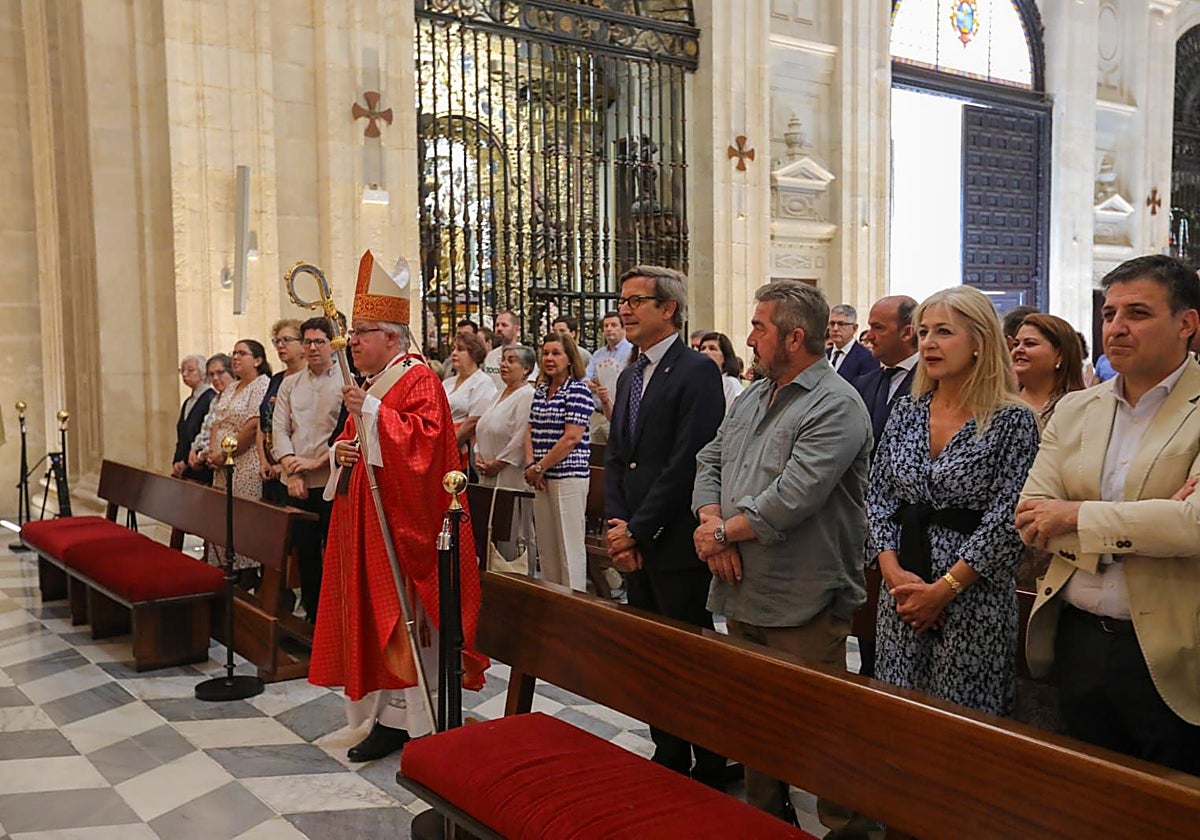 Procesión de entrada de la misa de acción de gracias por la reapertura de la mina de Aznalcóllar, a la que han asistido dos consejeros de la Junta y el alcalde, entre otras autoridades