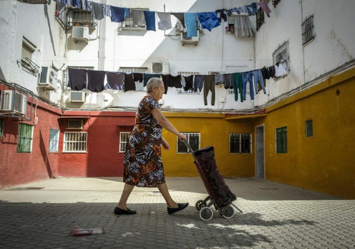 Una mujer pasea con su carro de la compra por el barrio de Los Pajaritos en una imagen de archivo