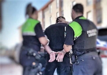 Dos agentes de la Policía Local con el 'Nano de Torreblanca'