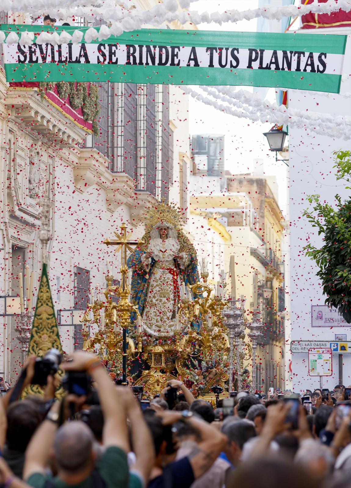 El traslado de la Virgen del Rocío de la Redención a la iglesia del Salvador, en imágenes