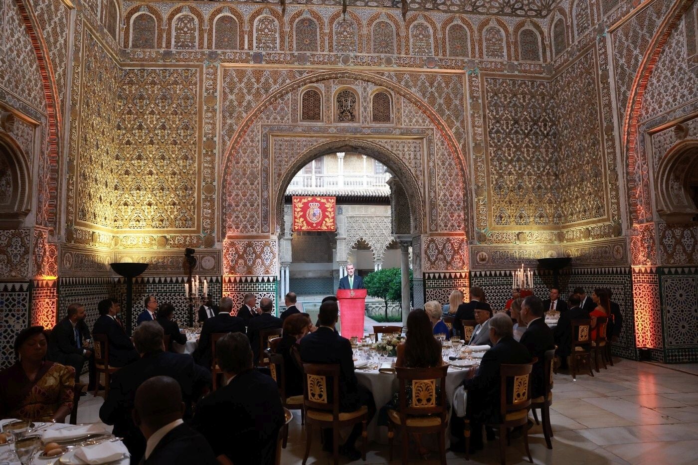 Sus Majestades los Reyes, Don Felipe y Doña Letizia, presiden en el Real Alcázar de Sevilla la cena oficial