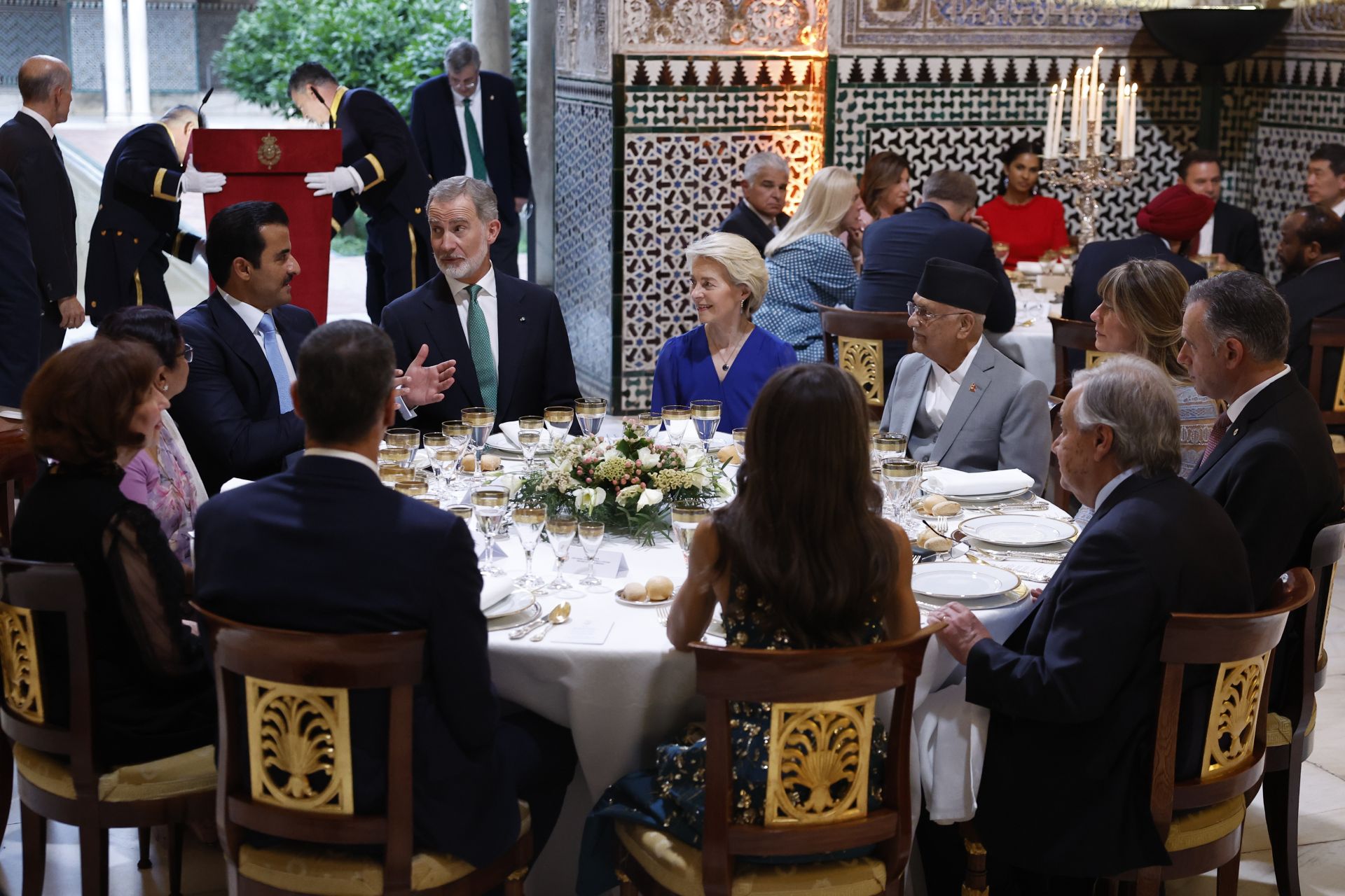 El rey Felipe VI (c-i) y la reina Letizia (2d, de espaldas); la presidenta de la Comisión Europea, Ursula Von der Leyen (c-d); el secretario general de la ONU, António Guterres (d); el presidente del Gobierno español, Pedro Sánchez (2i, de espaldas); su mujer Begoña Gómez (2d), el emir de Catar, el jeque Tamim Bin Hamad Al-Thani (2i), y el primer ministro nepalí, Khadga Prasad Oli (3d), y el presidente de Uruguay, Yamandú Ramón Antonio Orsi, entre otros