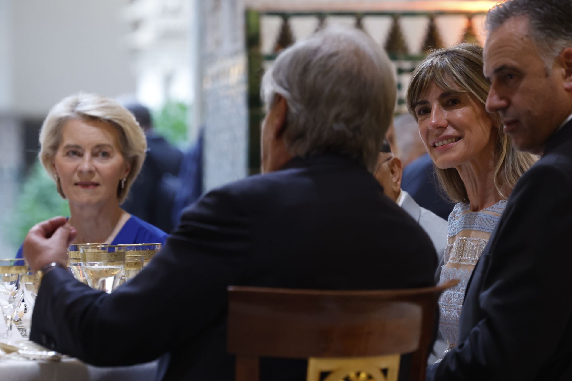 El presidente de Uruguay, Yamandú Orsi (d), conversa con el secretario general de la ONU, António Guterres (2i, de espaldas), la presidenta de la Comisión Europea, Ursula von der Leyen (i), y la mujer del presidente del Gobierno de España, Begoña Gómez (2d)