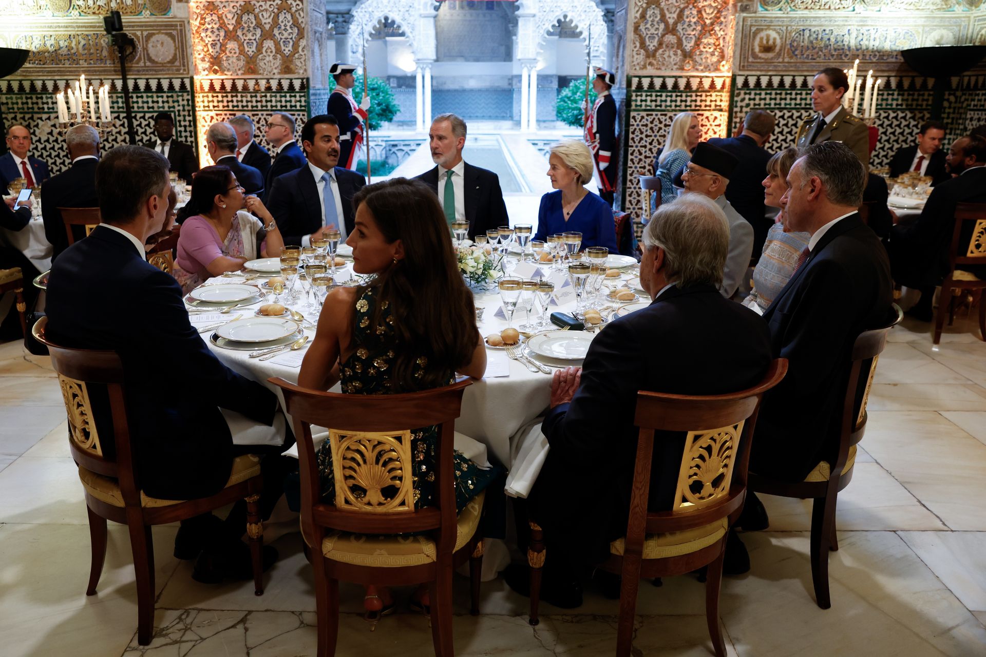 El rey Felipe VI (4i) conversa con el emir de Catar, Tamim bin Hamad Al Thani (3i); la presidenta de la Comisión Europea, Ursula von der Leyen (4d); el primer ministro nepalí, Khadga Prasad Oli (3d); Begoña Gómez (2d), mujer del presidente del Gobierno de España; el presidente de Uruguay, Yamandú Orsi (d); el secretario general de la ONU, António Guterres (2d, de espaldas); la reina Letizia (2i, de espaldas), el presidente del Gobierno de España, Pedro Sánchez (i), y la esposa del primer ministro nepalí, Radhika Shakya (2i)