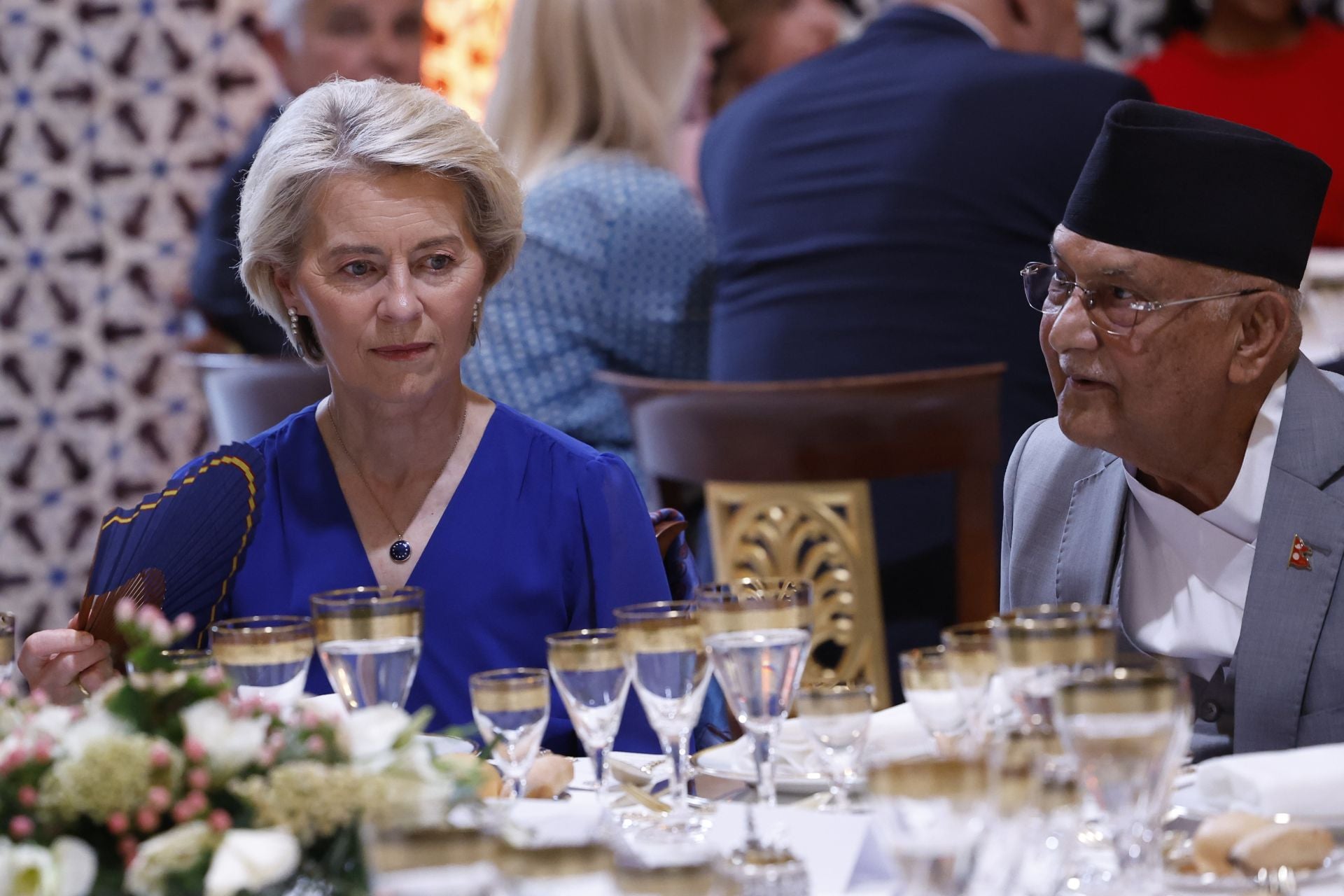 La presidenta de la Comisión Europea, Ursula von der Leyen, junto al primer ministro nepalí, Khadga Prasad Oli