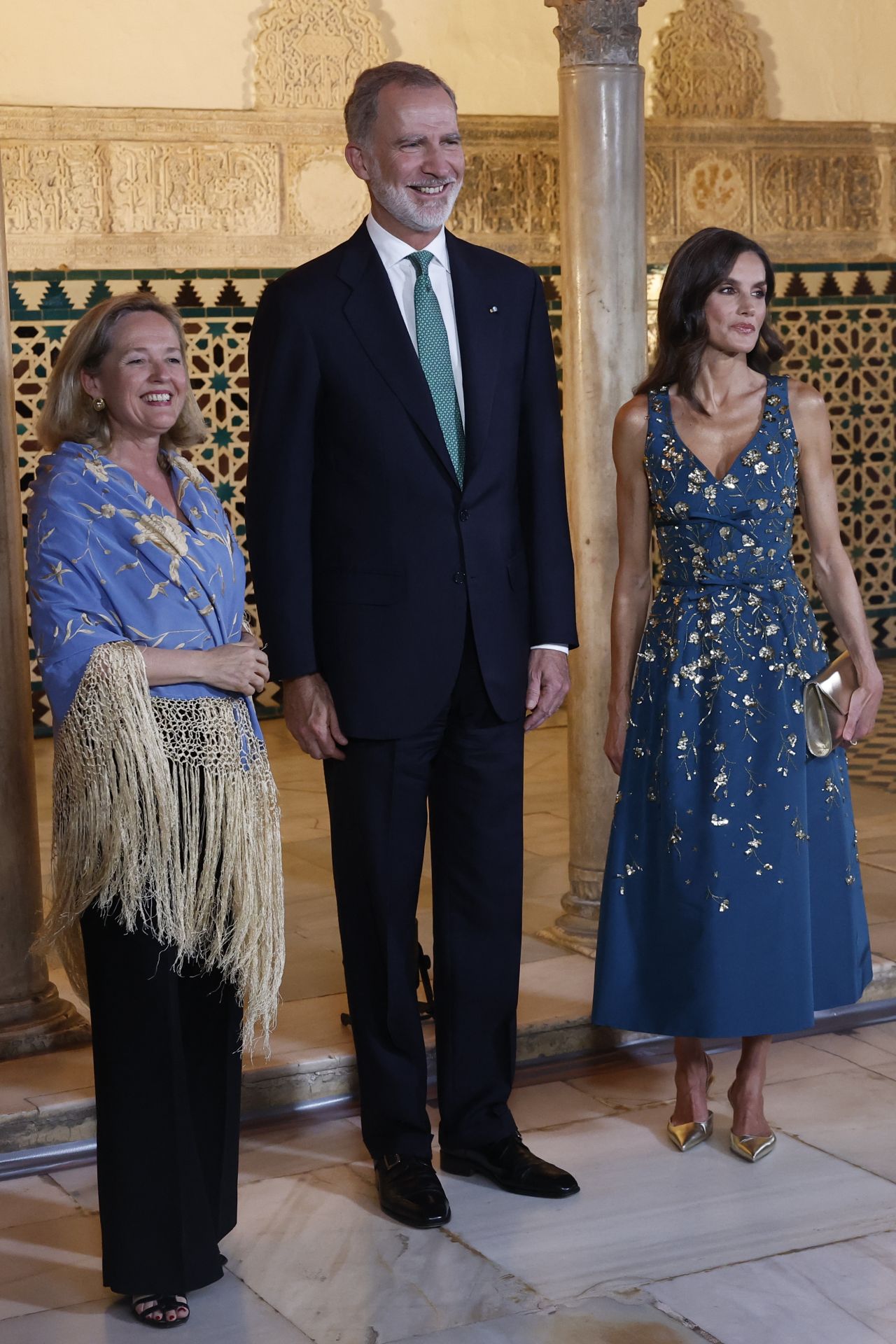 El rey Felipe VI (c) y la reina Letizia (d) reciben a la presidenta del Banco Europeo de Inversiones, Nadia Calviño