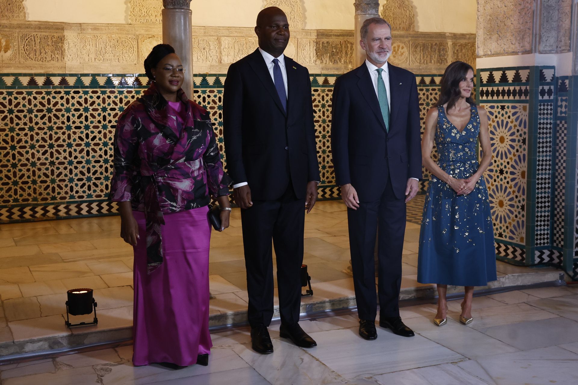 El rey Felipe VI (2d) y la reina Letizia (d) reciben al presidente de Mozambique, Daniel Chapo (2i), y su esposa Gueta Chapo (i)