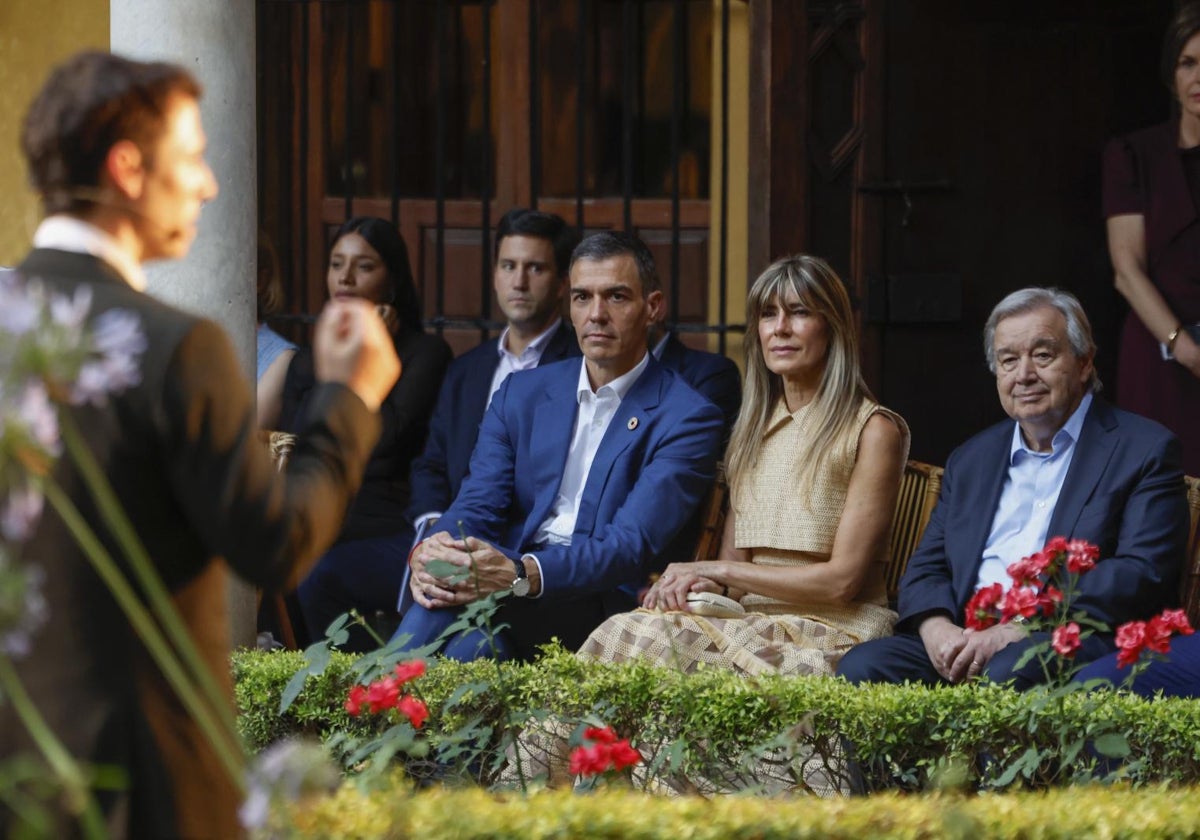 Pedro Sánchez y su esposa, Begoña Gómez, durante el acto organizado en la Casa de Dueñas