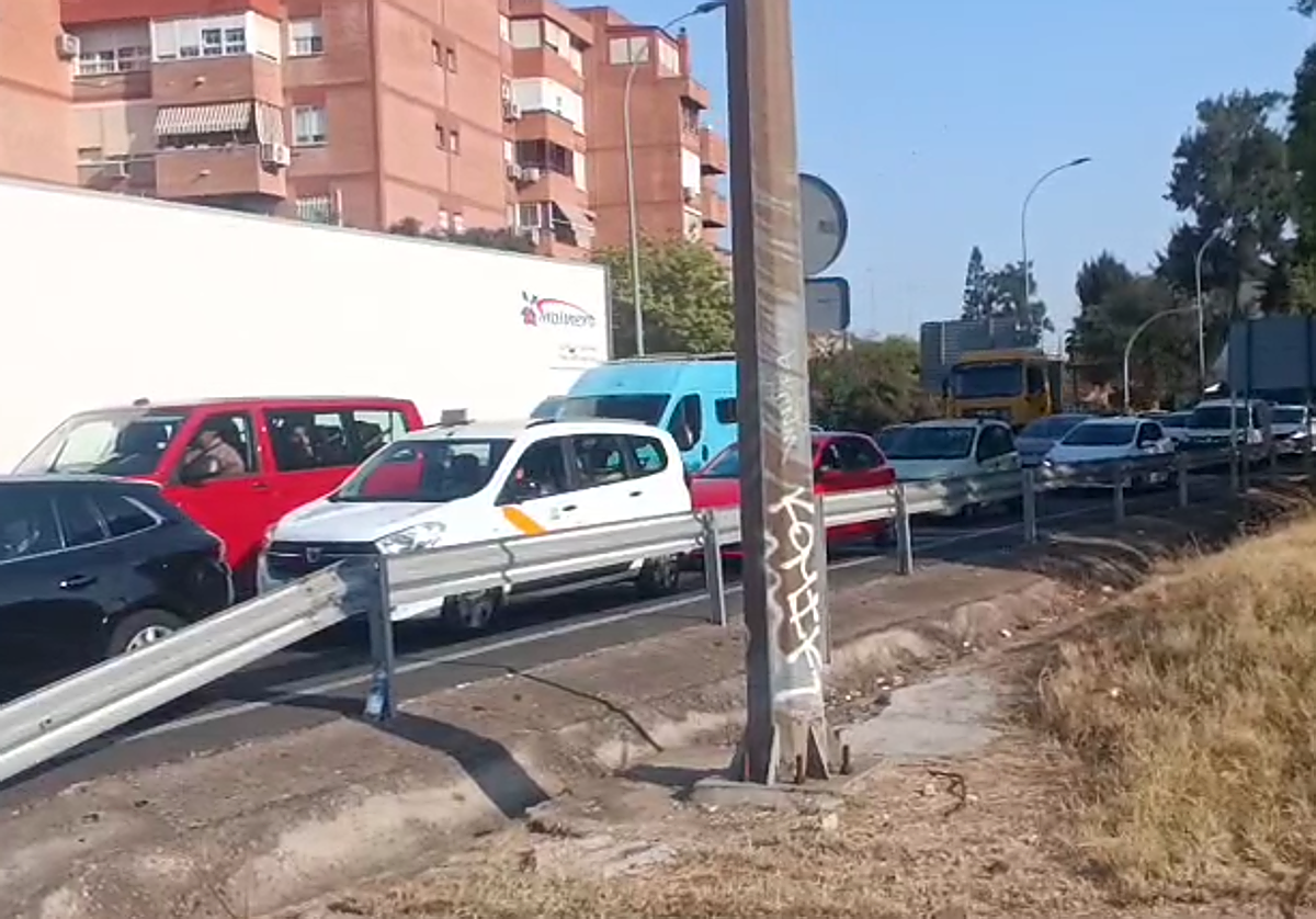 Retenciones en el enlace con la SE-30 con la Avenida Montesierra