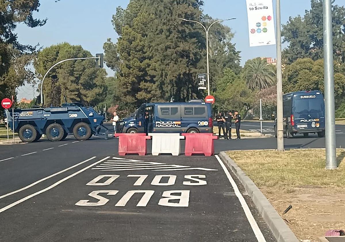 La Policía Nacional cortando la Avenida Alcalde Luis Uruñuela