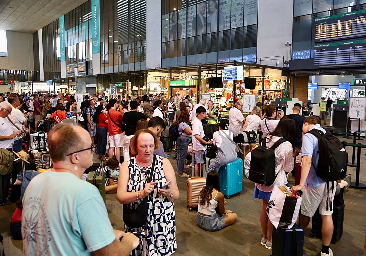Pasajeros esperando a poder embarcar en sus trenes en la estación de Santa Justa, este martes