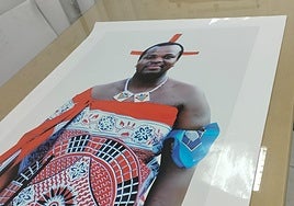 El séquito del Rey de Suazilandia en una imprenta de Sevilla: «¿Dónde tenéis colgada la foto de Felipe VI?»