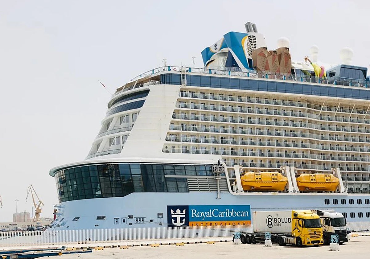 Uno de los cruceros de Royal Caribbean atracado en Cádiz