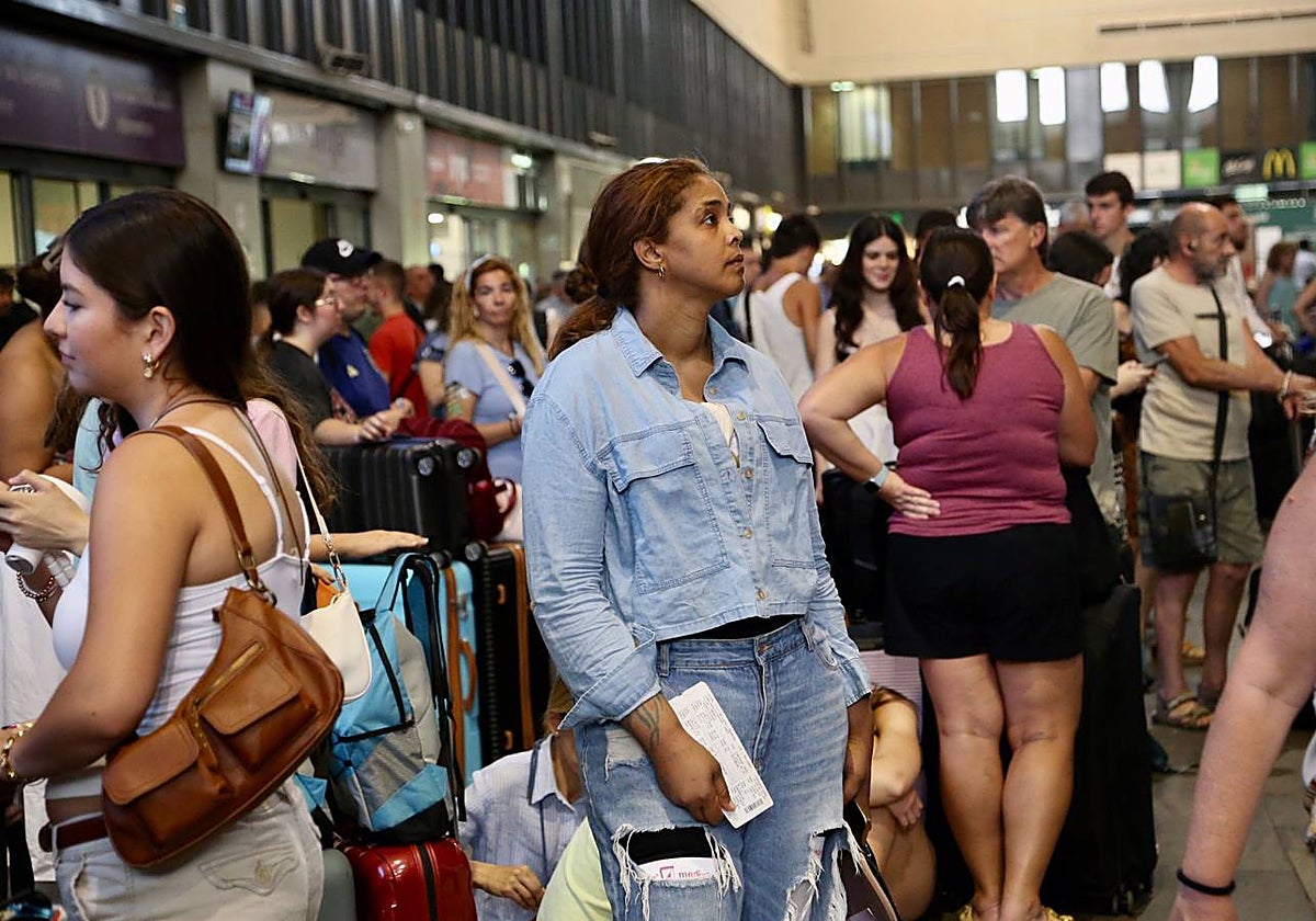 Miles de usuarios colapsan de nuevo la estación de Santa Justa