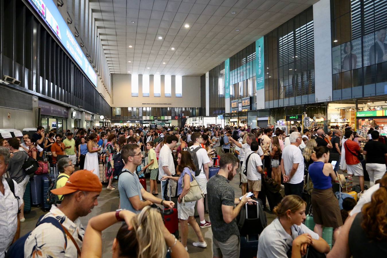 Miles de usuarios abarrotan de nuevo Santa Justa tras una nueva incidencia técnica