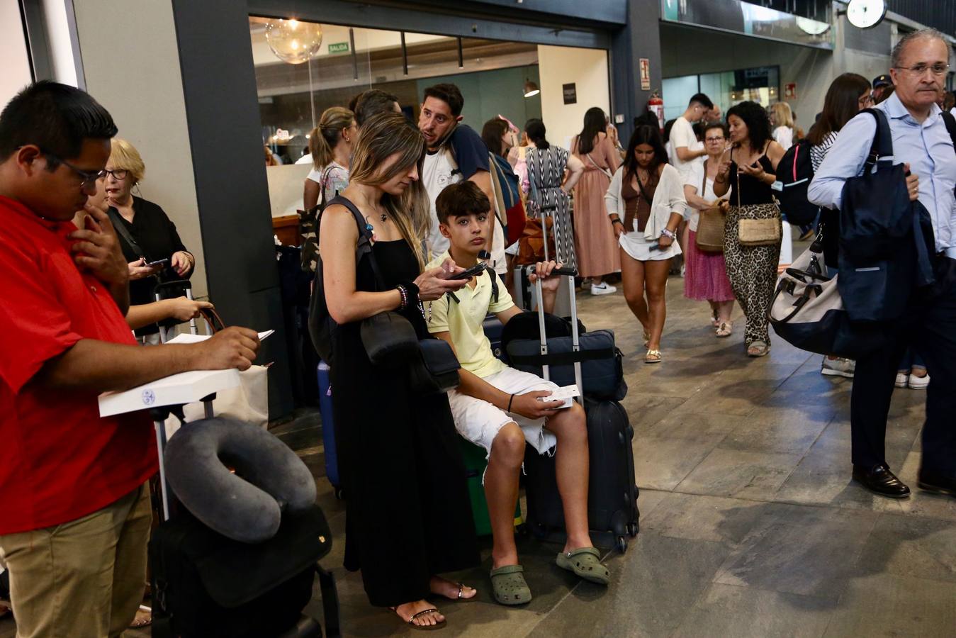 Miles de usuarios abarrotan de nuevo Santa Justa tras una nueva incidencia técnica