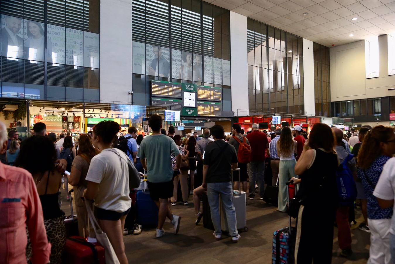 Miles de usuarios abarrotan de nuevo Santa Justa tras una nueva incidencia técnica