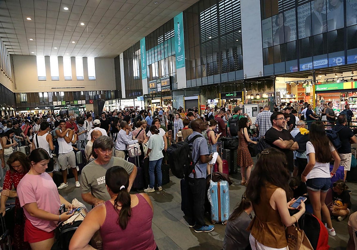Pasajeros en la estación de Santa Justa en la mañana de este martes