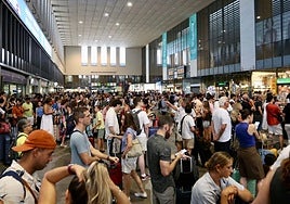 Las averías en la red ferroviaria vuelven a causar el caos en Santa Justa: «Espero llegar a mi cita médica en Madrid»